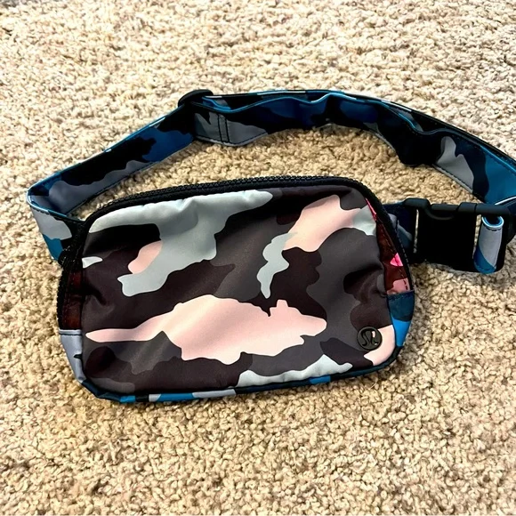 Ultra rare lululemon blue and pink Camo belt bag Ultra rare lululemon blue and pink Camo belt bag